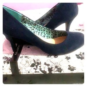 CL by laundry navy blue/indigo pumps